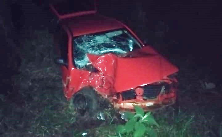  Veículo bate em uma árvore na saída de Palmital para Marquinho. O condutor de 81 anos não se feriu