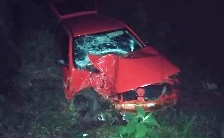  Veículo bate em uma árvore na saída de Palmital para Marquinho. O condutor de 81 anos não se feriu