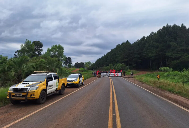  PMs que tentavam negociar a liberação da rodovia PR-170 foram arrastados pelo pescoço por membros do MST, diz PRE
