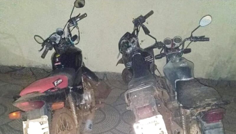  Três motos todas irregulares são recolhidas pela PM em Mato Rico. Um de 15, outro de 23 anos sem CNH