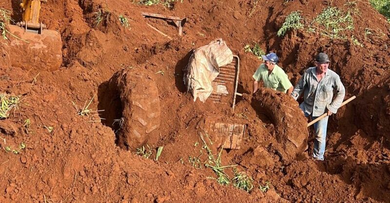 Trator furtado em Cantagalo é encontrado enterrado em açude no interior de Campina do Simão