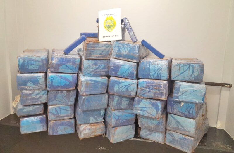  PM apreende 526 quilos de maconha em Guarapuava. O condutor fugiu no mato e não foi encontrado