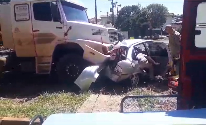  “VÍDEO” Veículo roda e bate na frente de um Caminhão estacionado em frente a Polícia Rodoviária de Pitanga