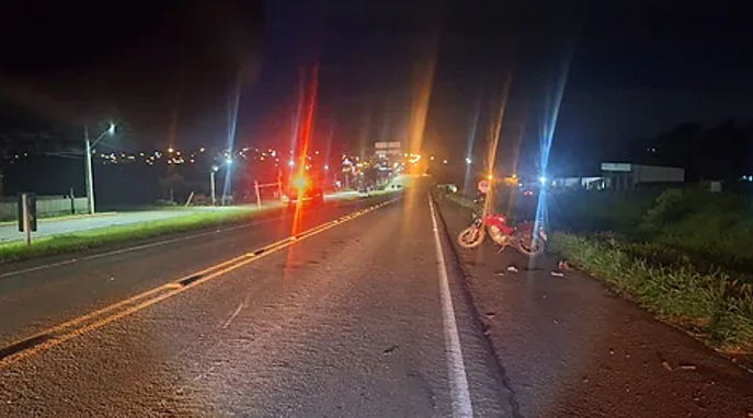  Motoqueiro é socorrido pelo SAMU após queda na PRC-466 em Pitanga