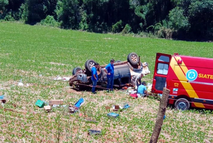  Capotamento na saída de Pitanga para o Rio do meio. Um homem e uma mulher são socorridos com ferimentos graves e moderados