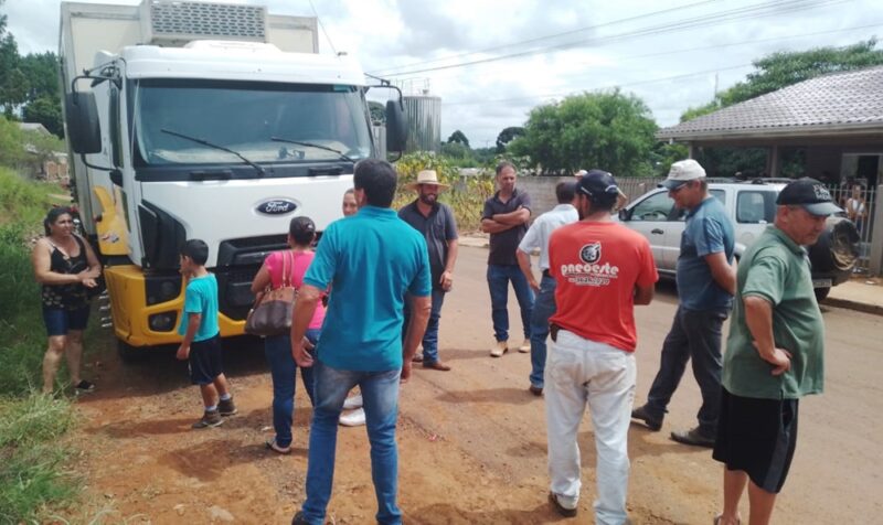  Agricultores protestam contra atraso de pagamento em Laticínio em Santa Maria do Oeste