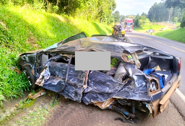  Homem de 24 anos morre em trágico acidente na PR-466 em Pitanga. Veículo Gol colidiu com um Caminhão