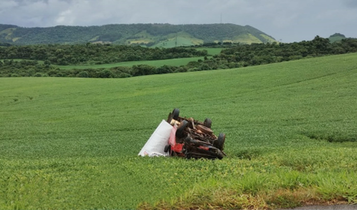  Sr. de 70 anos fica ferido em acidente do tipo capotamento em Santa Maria do Oeste
