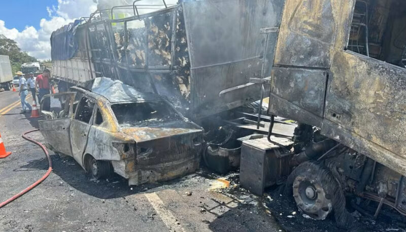  Dois homens morrem carbonizados em acidente frontal entre carro da saúde e caminhão, em Campo Mourão
