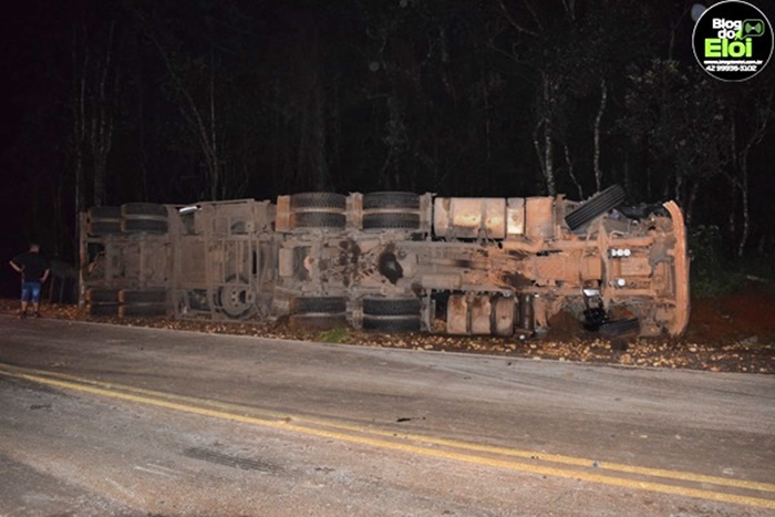  Acidente entre um Trator e um Caminhão carregado de batatas em Turvo resulta em duas pessoas feridas