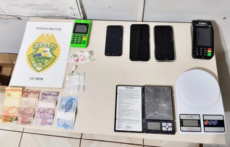  Três presos, veículo recolhido, celulares, dinheiro e drogas, em suposta “boca de fumo” em Pitanga