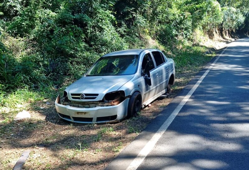  Veículo furtado em Santa Cruz do Monte Castelo é encontrado abandonado em Nova Tebas faltando algumas peças