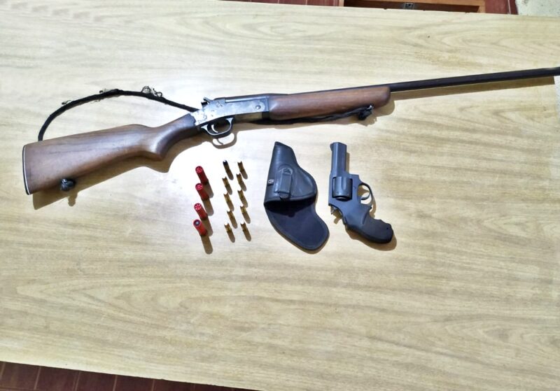  Dois presos e duas armas apreendidas no interior de Mato Rico foram encaminhados para Delegacia de Pitanga