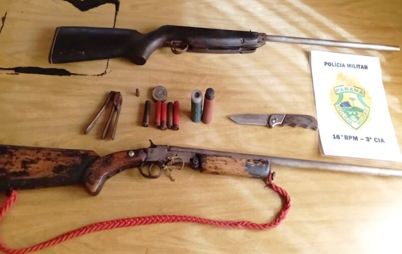  Em Mato Rico – Homem agride e ameaça esposa e filha com espingardas e canivete e foge ao ver a PM chegando