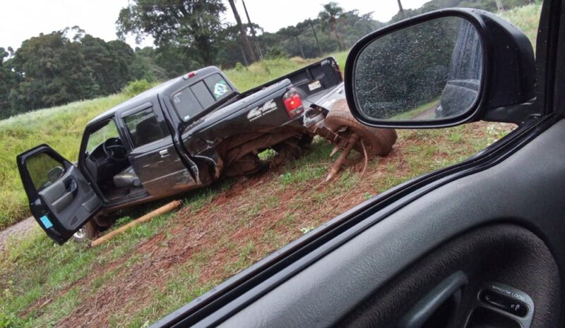  Condutor supostamente embriagado foge após bater seu veículo em outro em Pitanga