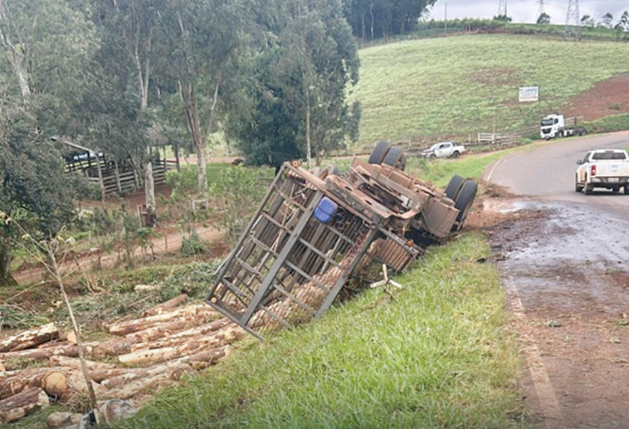  Carreta carregada com toras tomba na rodovia na região de Palmital/PR