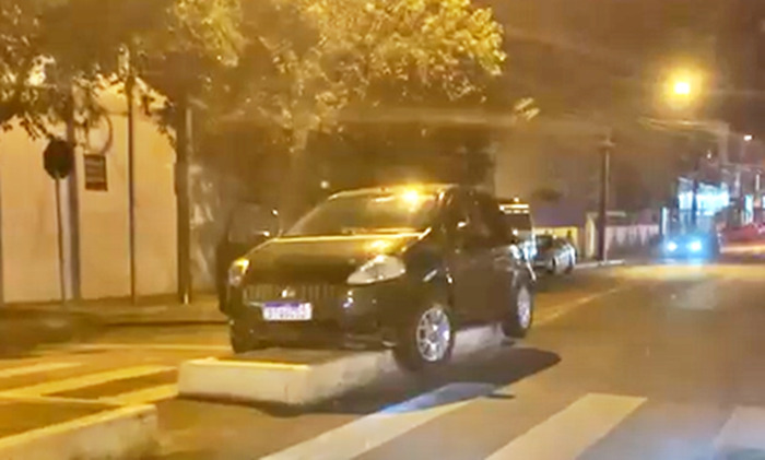  Condutor embriagado é preso após “encavalar” o carro na rotatória no Centro de Pitanga