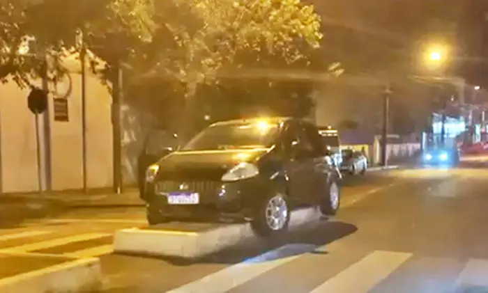  Condutor embriagado é preso após “encavalar” o carro na rotatória no Centro de Pitanga
