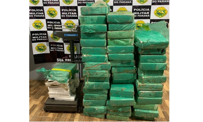  Preso em Manoel Ribas com quase meia tonelada de maconha. Condutor de 26 anos tentou fugir da abordagem e acabou capotando o veículo