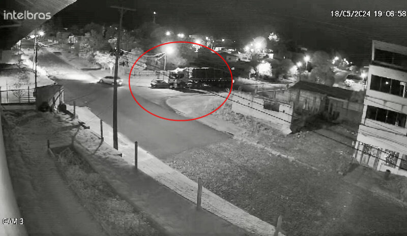  VÍDEO – Embriagado é preso após bater o veículo em um caminhão estacionado em Pitanga