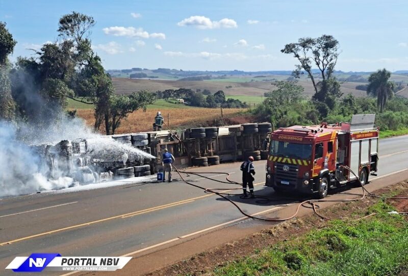  Carreta tomba, pega fogo, e o motorista é retirado às pressas na 466 em Boa Ventura