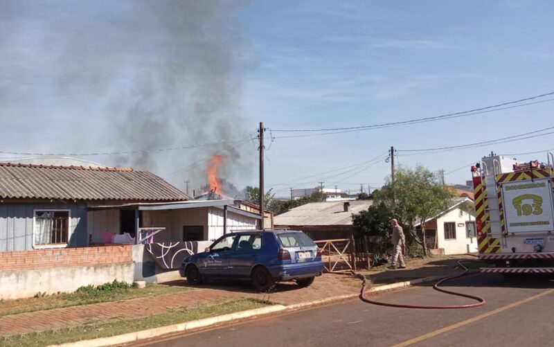  Incêndio em uma residência na Vila Planalto em Pitanga