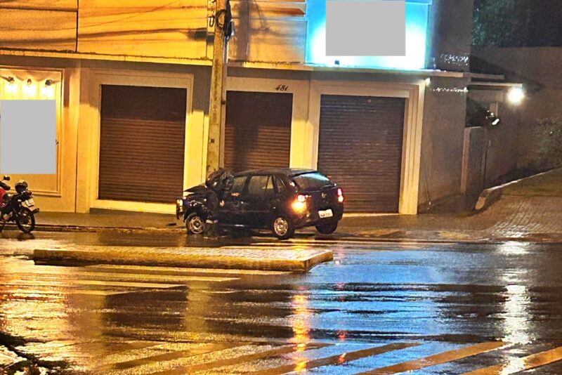  Condutor(a) perde o controle do veículo e bate em poste em Pitanga