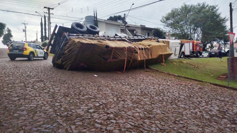  VÍDEO – Tombamento de um Caminhão Scania em Pitanga