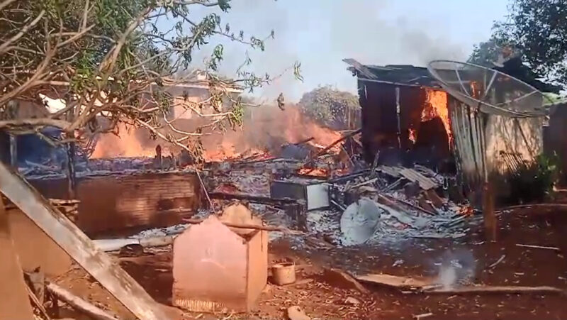 VÍDEO – Duas casas são destruídas pelo fogo em Pitanga