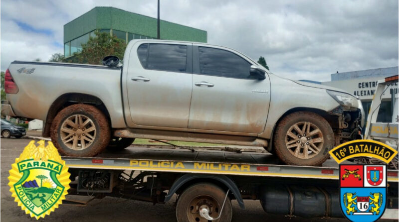  Hilux furtada e clonada com placas de Cascavel, registrada em Peabiru, é encontrada abandonada no interior de Pitanga
