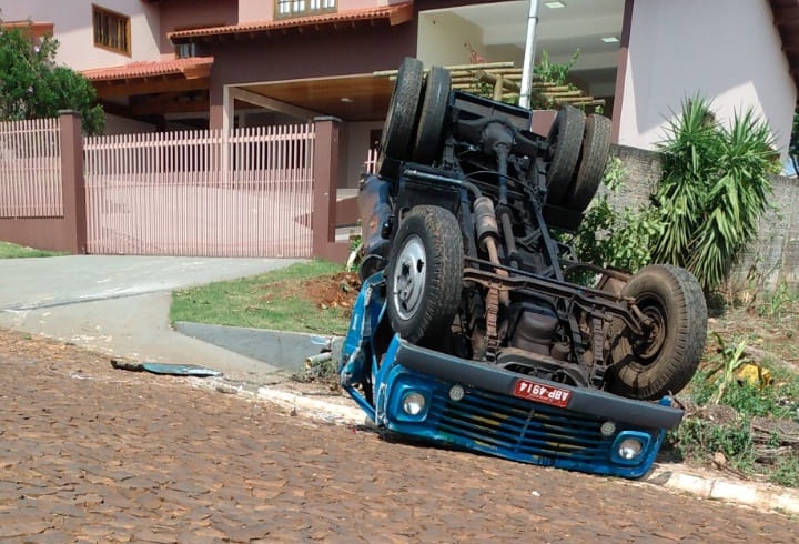  Caminhão tomba em Manoel Ribas após seu condutor perder o controle