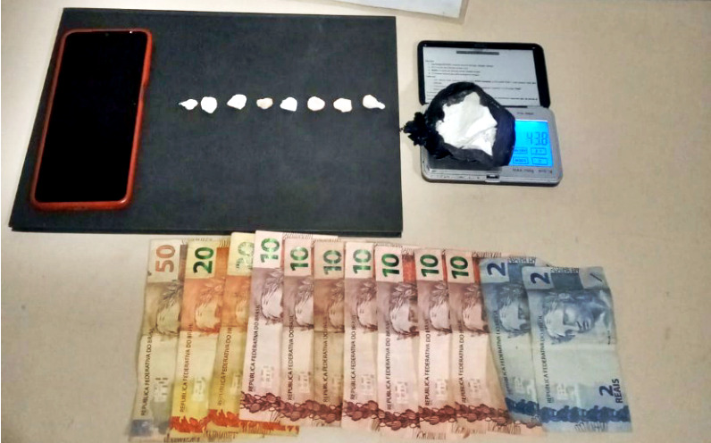  PM flagra venda de drogas em Pitanga e encaminha vendedora e comprador para Delegacia