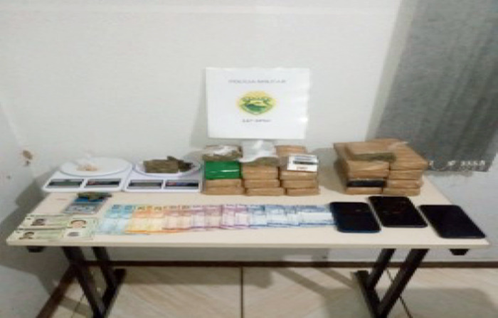  Presos por tráfico de drogas em Pitanga com mais de quatro quilos de maconha no veículo