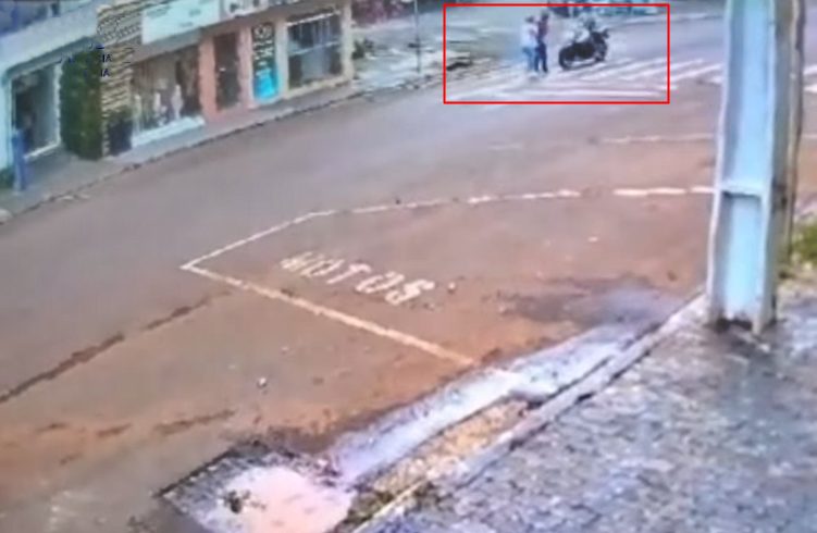  “VÍDEO” Motoqueiro atropela casal de idosos no Centro de Pitanga