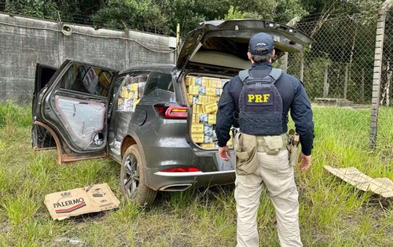  VÍDEO – PRF apreende 30 mil maços de cigarros do Paraguai após perseguir carro roubado em Guarapuava