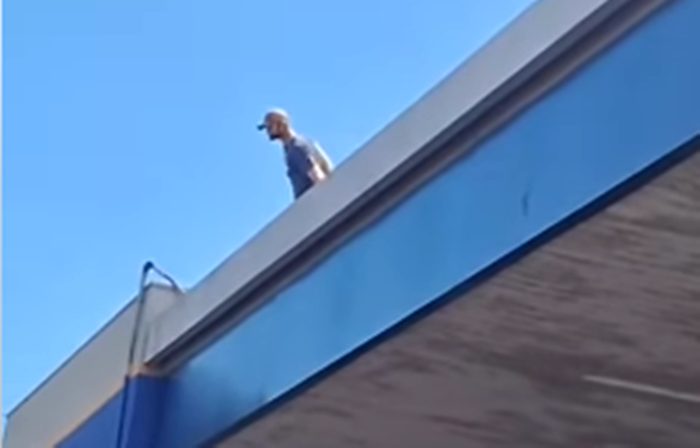  Homem em surto quebra porta e sobe no telhado de um Posto de Combustível em Turvo/PR