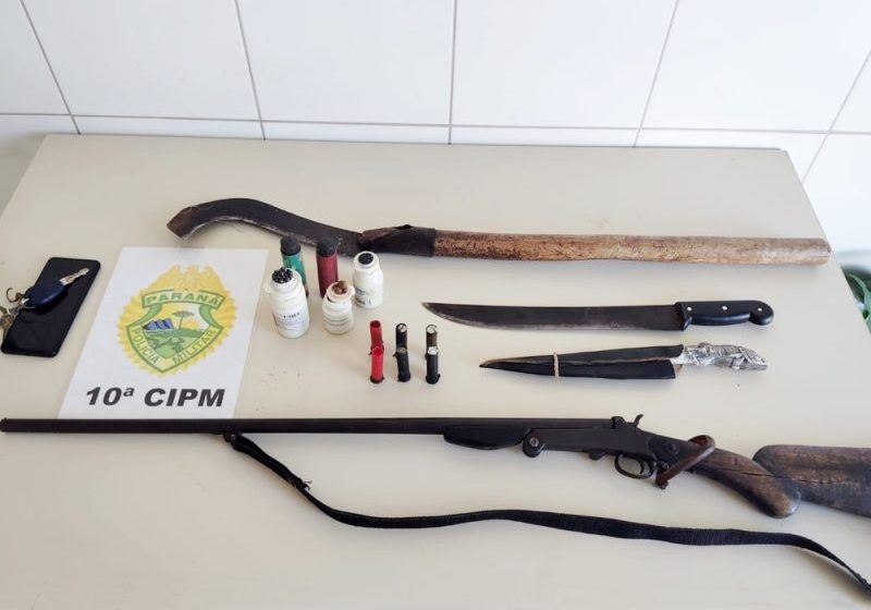  Preso após ameaçar o neto e seu amigo com espingarda, foice e faca em Palmital/PR