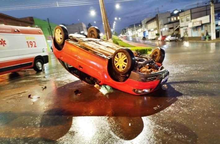  PM constata embriaguez no condutor do veículo que capotou no Centro de Turvo e encaminha ele para Delegacia