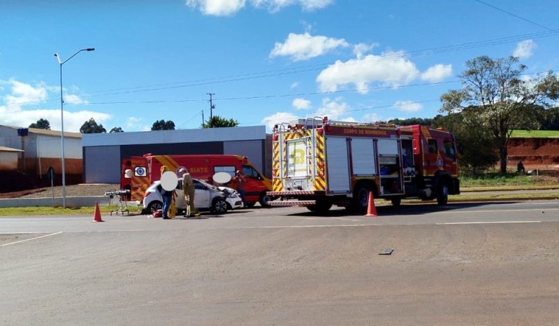 Choque entre carro e caminhão em Pitanga. Senhora de 82 anos teve ferimentos leves