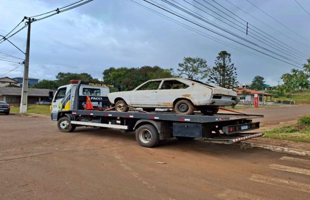  Veículo abandonado, “depenado”, e com débitos desde 2009, é recolhido pela PM em Turvo/PR