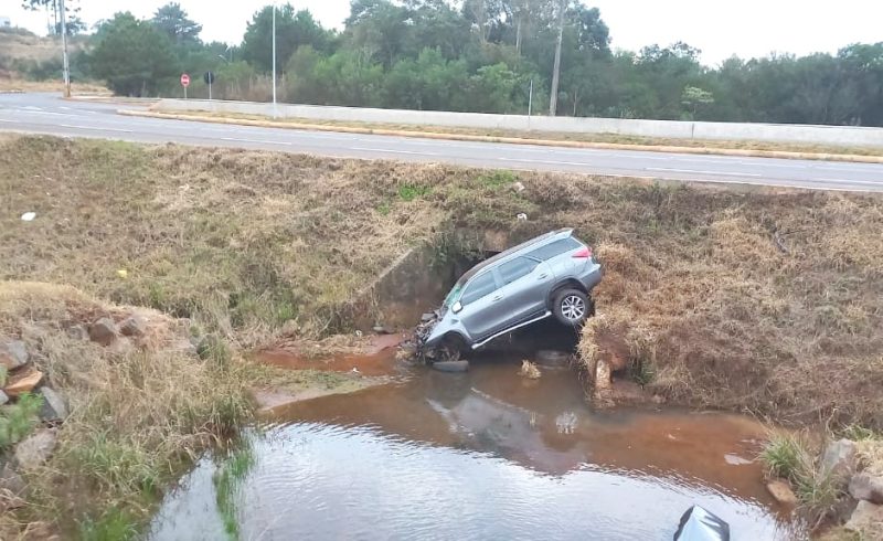 Hilux sai da pista e cai em córrego na 466 na chegada de Pitanga