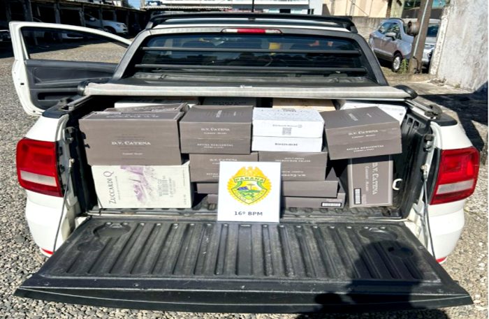 Dois são presos com uma Saveiro com 66 caixas de vinhos pela PF e PM em Guarapuava