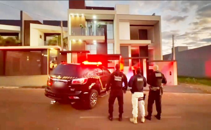  Gaeco e PF realizam operação na região de Foz para prender integrante do 1º comando do PCC e bloquear R$ 18 milhões em bens e valores