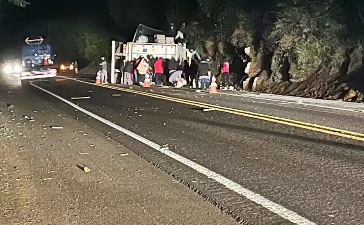  Indígenas arrombam container de caminhão e furtam carga de frangos congelados em Laranjeiras do Sul