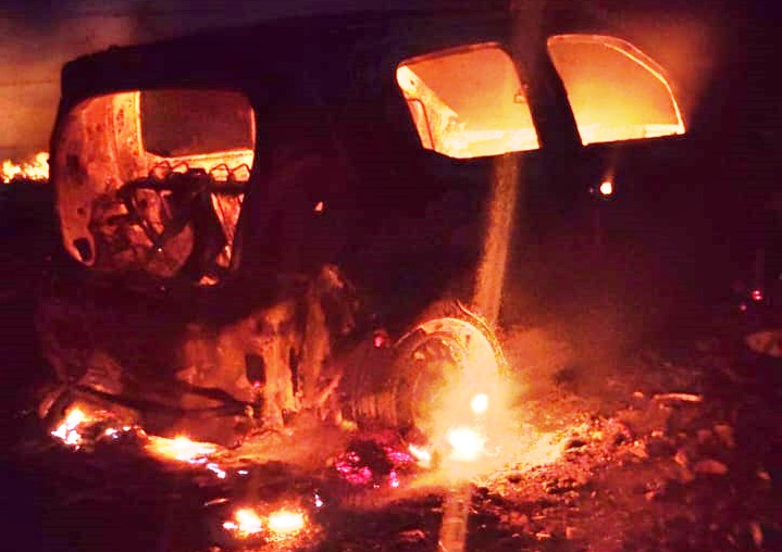 Veículo é destruído pelo fogo após suposta apropriação indébita em Laranjal/PR