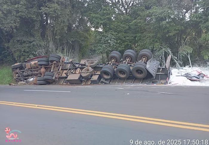 Carreta tomba na 466 e deixa motorista ferido entre Pitanga e Boa Ventura