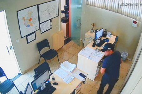 VÍDEO – Homem invade igreja em Pitanga, arromba cofre e furta R$ 7 mil reais