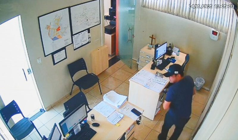  VÍDEO – Homem invade igreja em Pitanga, arromba cofre e furta R$ 7 mil reais