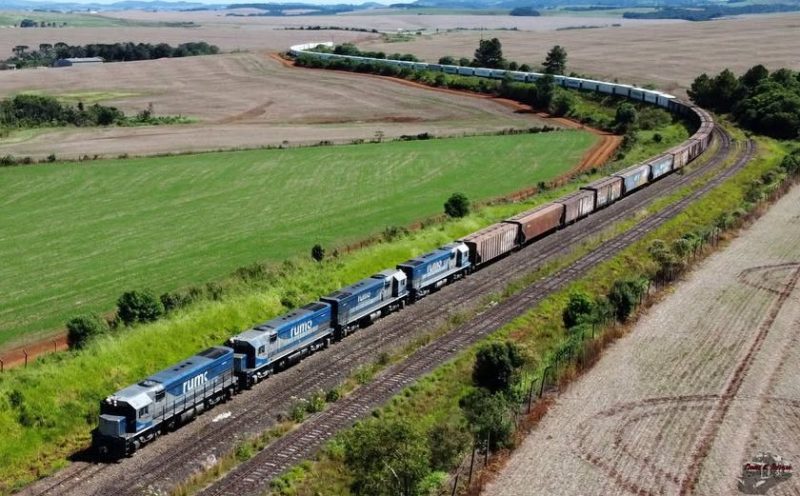  Trem passa por cima de um corpo entre os trilhos que supostamente foi atropelado por outro trem em Goioxim/PR
