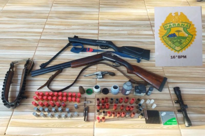  Pai e filho são presos em cumprimento de mandado de busca e apreensão em Turvo/PR. Três armas e munições foram apreendidas
